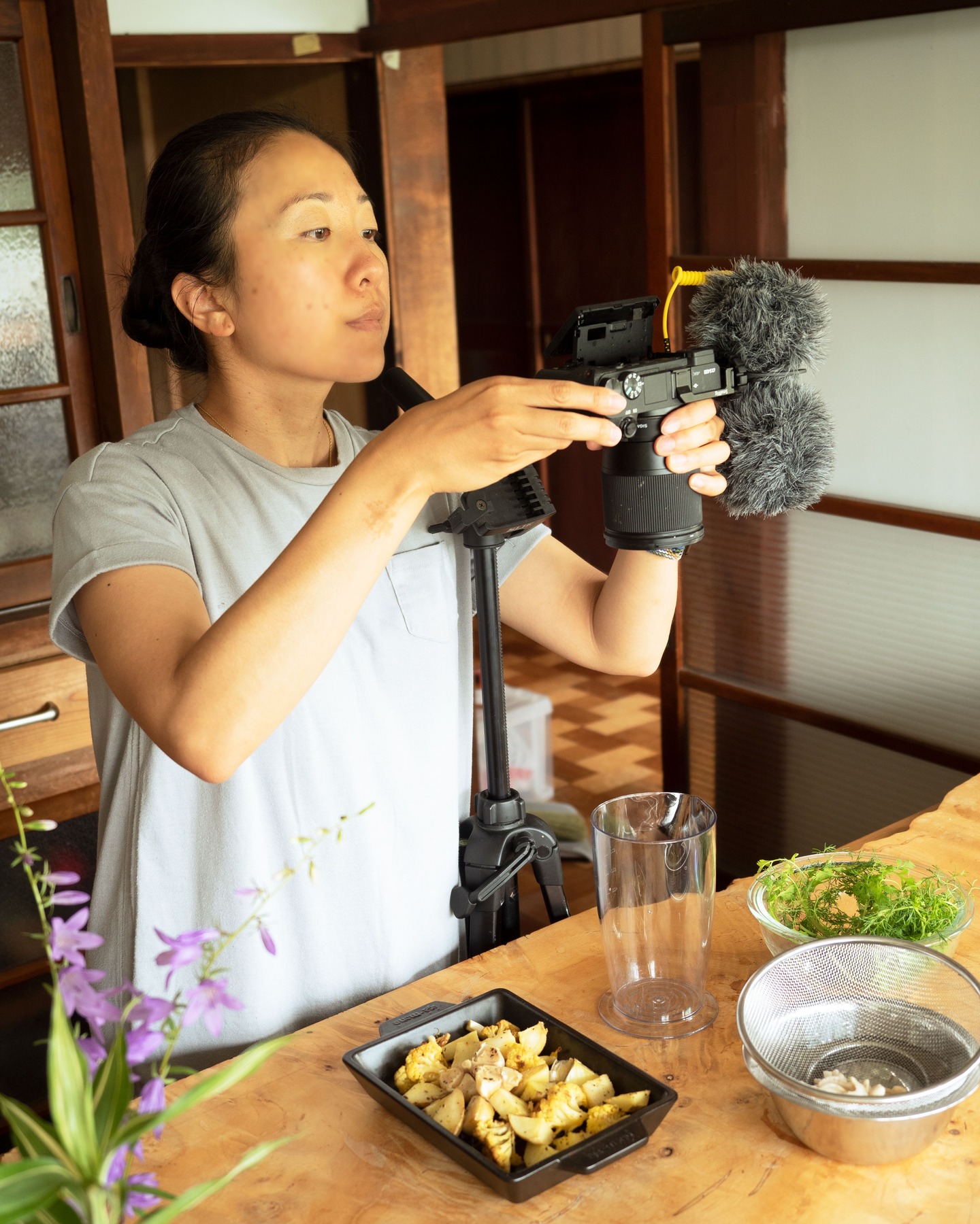 【5月20日㈫東京開催】現役レシピ動画クリエーターからお料理動画写真の撮影&編集を直接学べる贅沢な会!
2018年からYouTubeでレシピ動画を発信し続けている「Tokyo Veg Life」(YouTubeチャンネル登録者数9.9万人、インスタフォロワー数2.2万人)のNatsukiからお料理動画とフード写真の撮影方法、動画編集を学びませんか?
スマホを使って魅力的なお料理動画やフード写真を撮影する方法を、実際にお料理を作りながら撮影をして、出来上がったお料理を撮影しながら解説します。
また、撮影方法だけではなく、撮影に最低限必要な機材についてやSNSで見られる動画にするためにはどういった要素を盛り込むべきか、撮影で気を付けたいことなどもお伝えしていきます。
そして、後日オンラインで、撮影した映像を使用して、ナレーションを入れ、一本の動画に編集する方法をお教えします。
オンラインレッスンはアーカイブをシェアしますので、リアル参加が難しい場合でも問題ありません。また、リアル参加の後に、見返して復習いただけます。
撮影会の参加は難しいけれど、動画編集レッスンだけオンラインで参加したいという方も可能です!
動画づくりの苦手意識を克服できる、いつものぱっとしない動画が見られる動画になる、そんなきっかけが得られる会です。
開催日時:2025年5月20日㈫14時半~17時(撮影会)、2025年5月24日㈯21時~22時半(動画編集レッスン)
撮影会開催場所:東京・新大久保駅 (JR山手線) 徒歩4分(ご予約が完了した方に住所をお送りします)
定員:6名様(撮影会)、動画編集レッスンのみは制限なし
参加費:35,000円(撮影会+動画編集レッスン)、6,500円(動画編集レッスンのみ)
詳細、お申し込みは、プロフィールのリンクからお願いいたします。
みなさまとお会いできるのを楽しみにしております!
#tokyoveglife